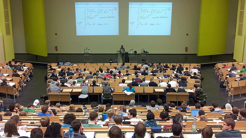 Yükseköğretimde dijital yetkinlik: Öğretim üyeleri için yeni bir mesleki zorunluluk