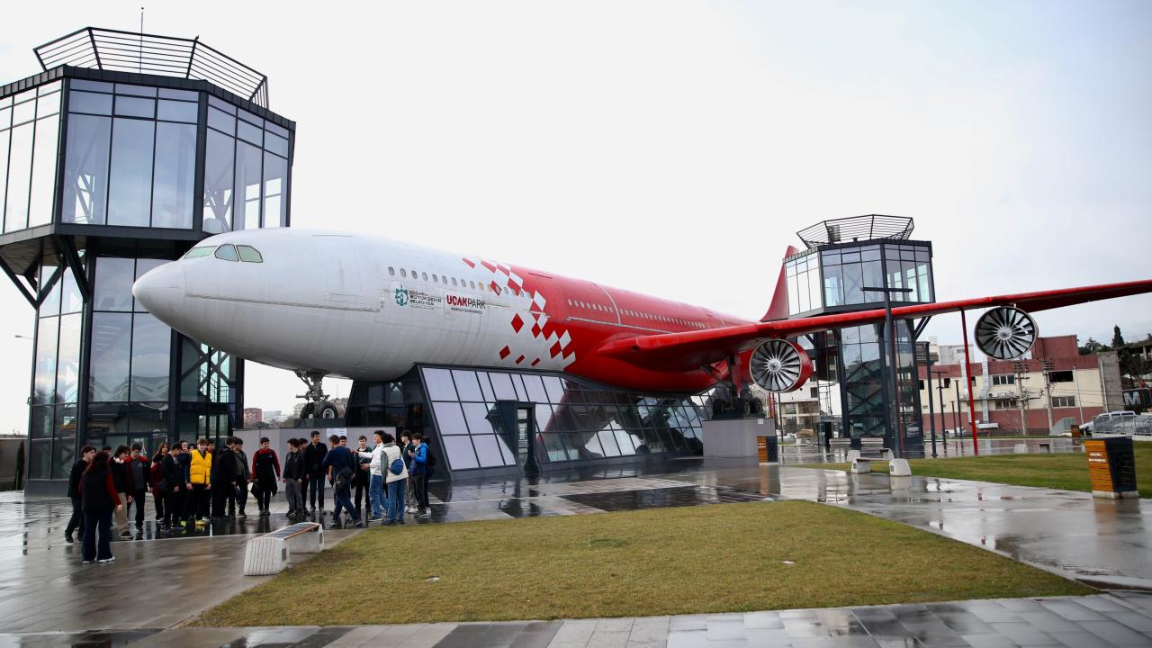 Emekli uçak 'bilim merkezi' olarak havacılık meraklılarını ağırlıyor